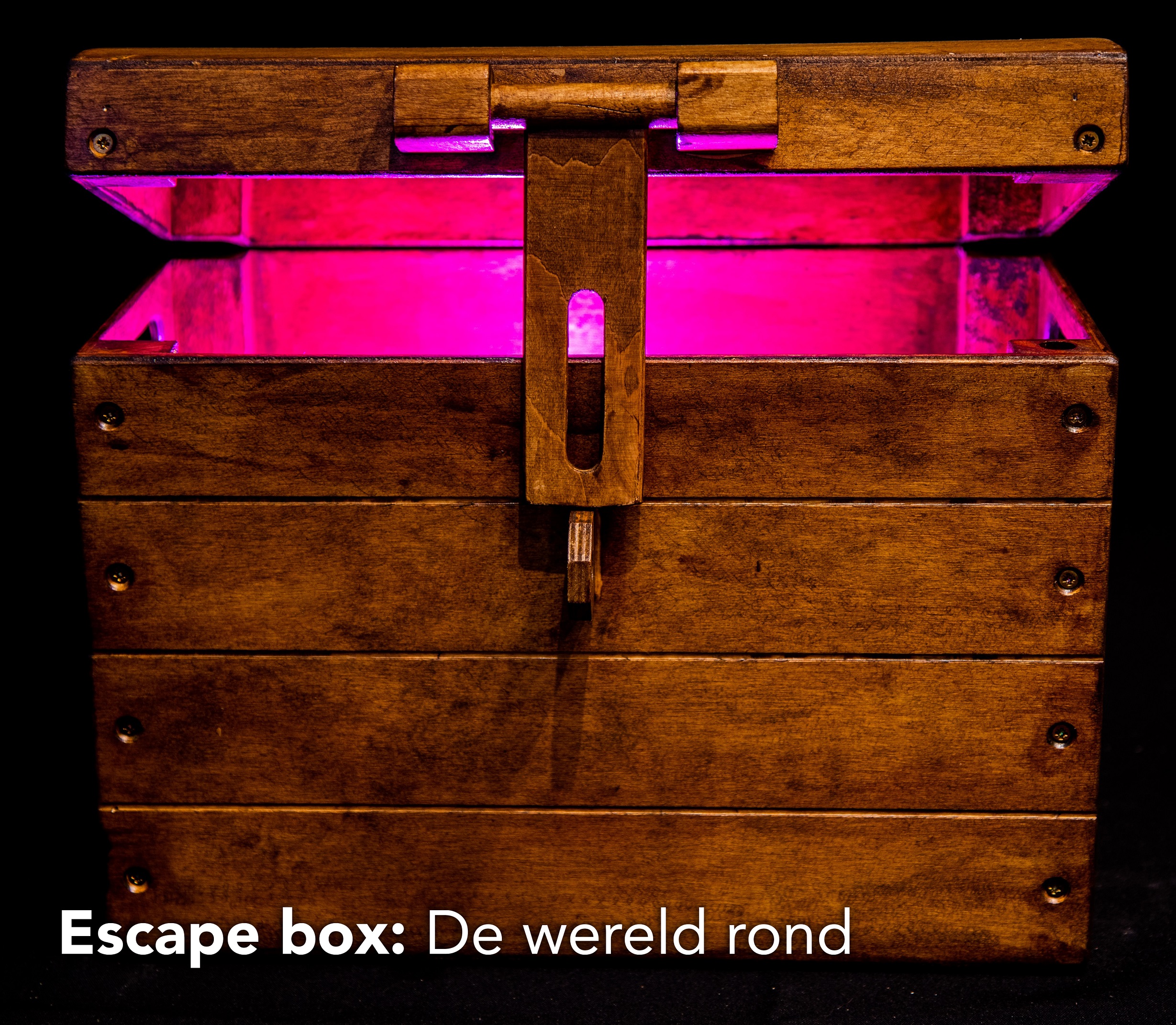 De escapebox met roze verlichting binnenin